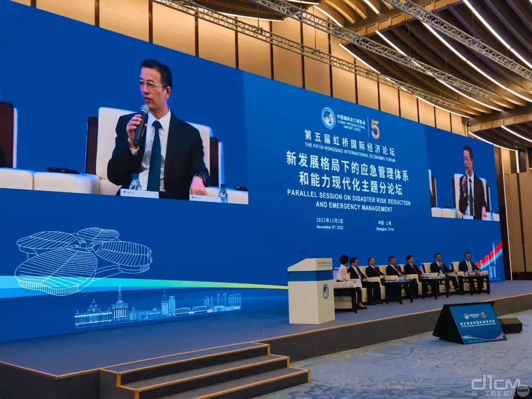 三一重工高级副总裁、泵路事业部董事长向儒安在第五届进博会虹桥国际经济论坛上发言