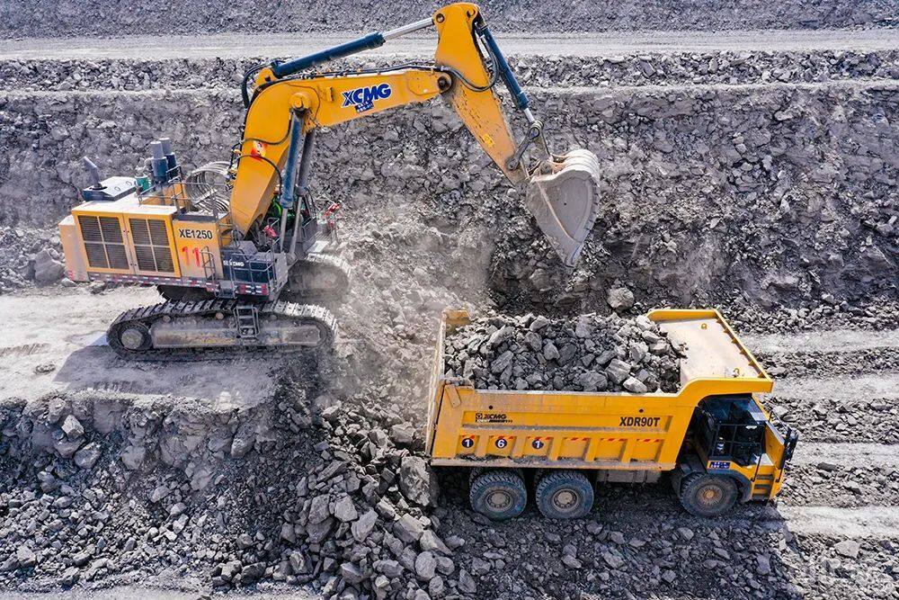 徐工XE1250矿用挖掘机和XDR90T双桥刚性矿车组合作业现场