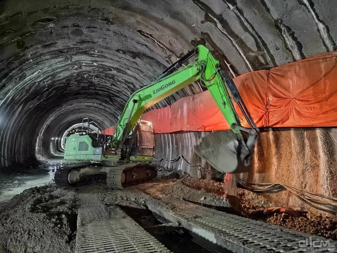 柳工924FTN-E换电挖掘机隧道作业现场