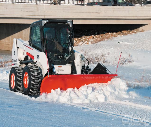 山猫滑移装载机铲雪作业
