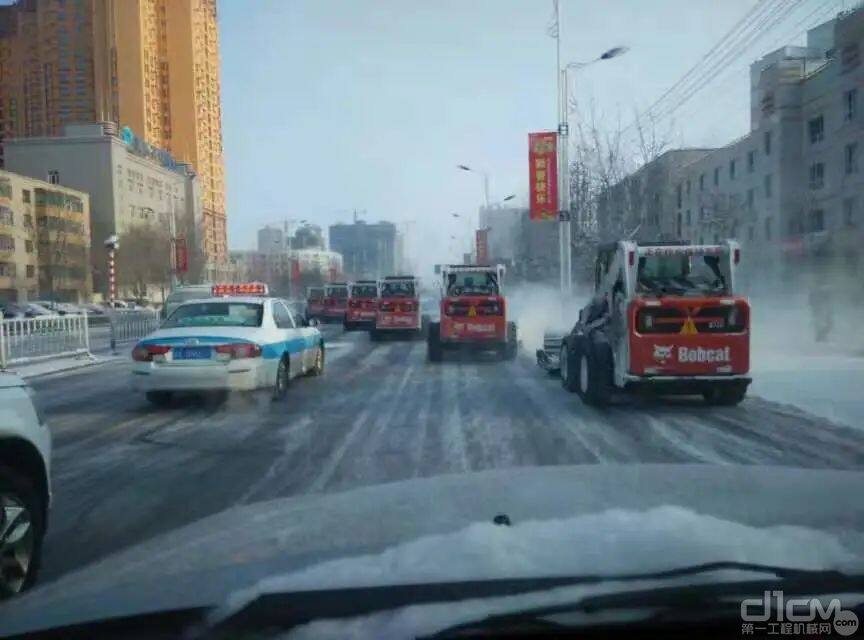 山猫滑移装载机排列整齐清扫路面积雪