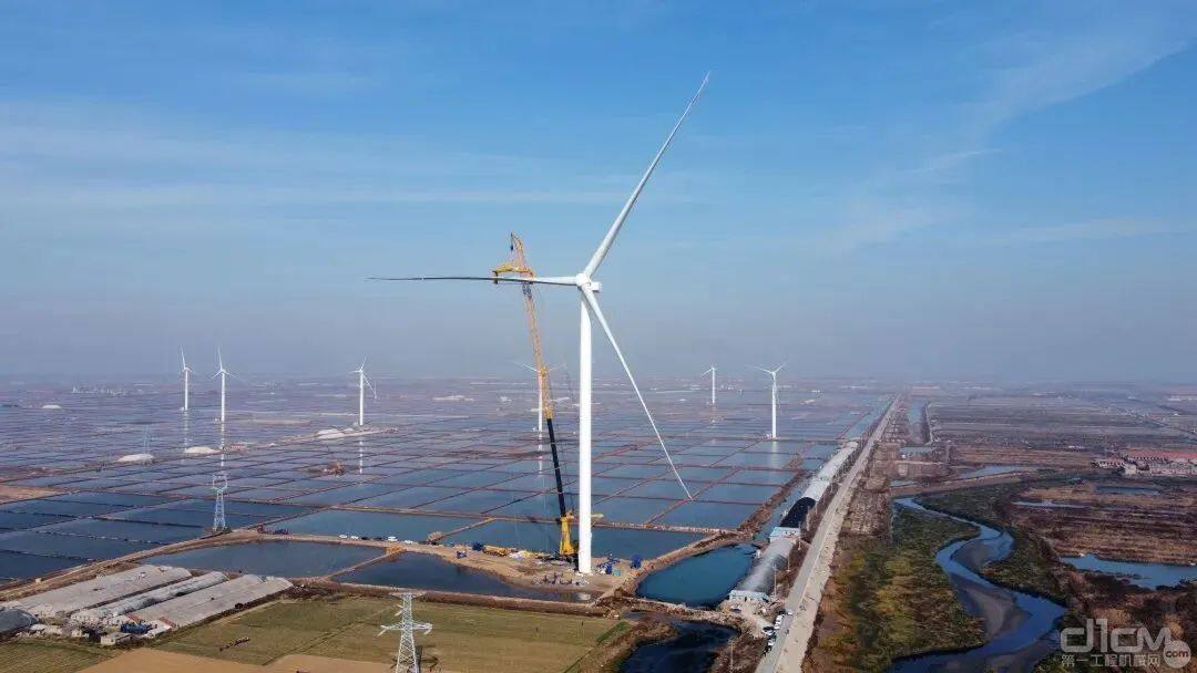 XCA2600在三峡新能源山东昌邑柳疃50兆瓦风电项目吊装作业现场