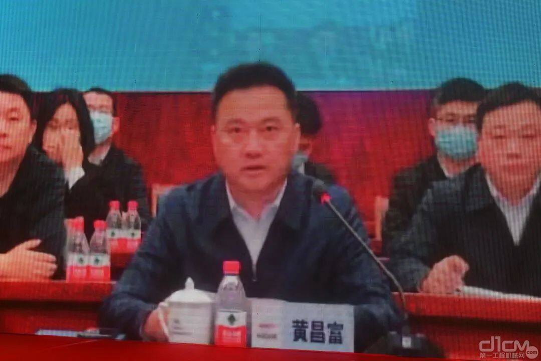 中铁十五局党委书记、 董事长黄昌富线上致辞