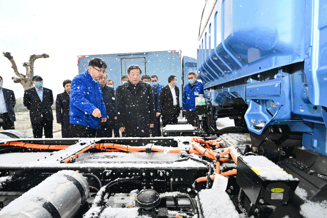 会见前，谭旭光在烟台莱阳召开潍柴新能源商用车专题调度会。