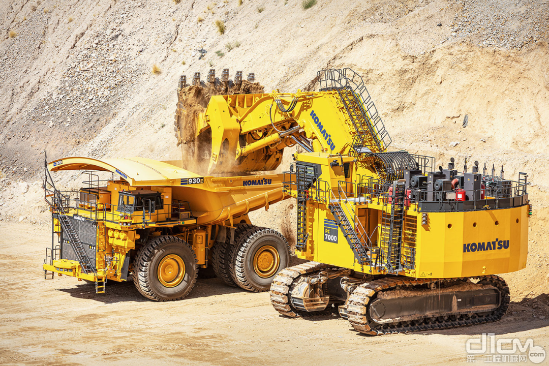小松PC7000矿山挖掘机和930E矿卡组合施工现场