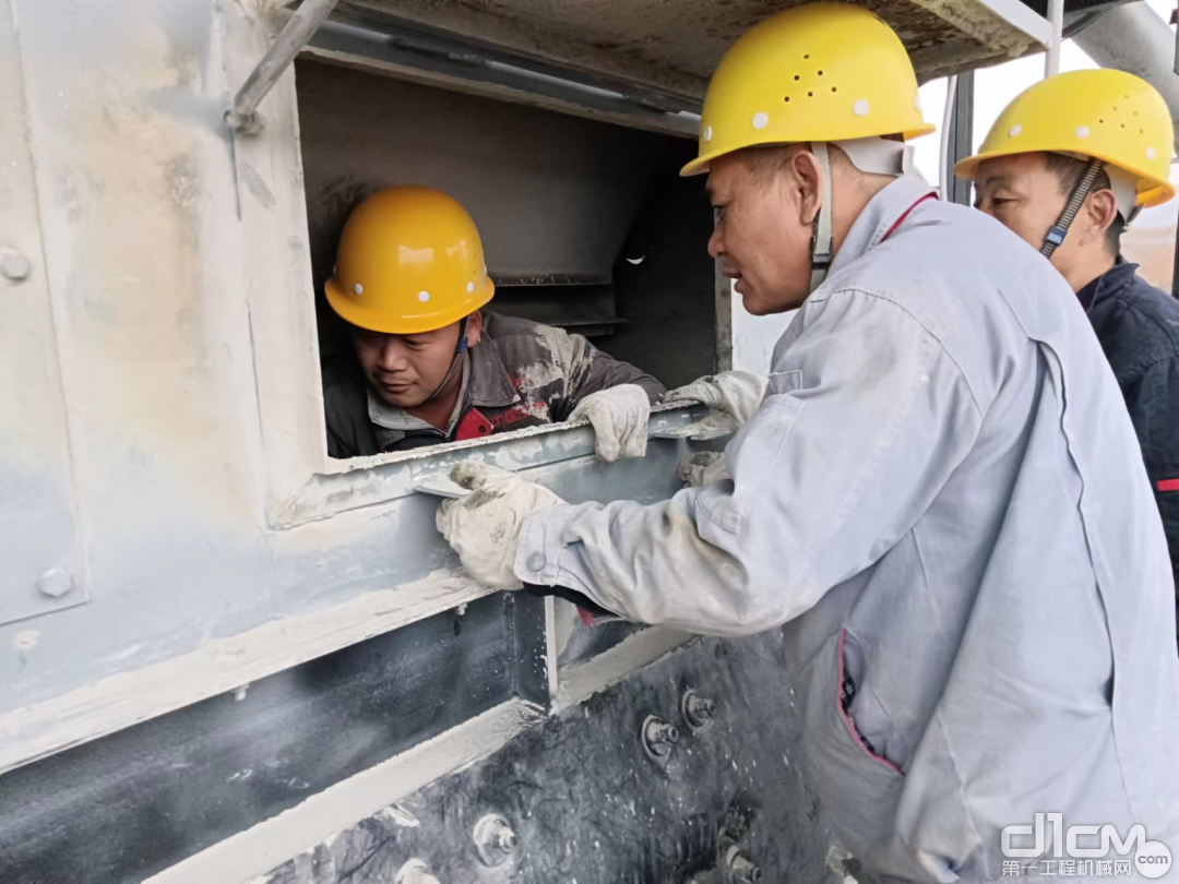 路面工程分公司设备安调保障人员铆足干劲，乘势而上