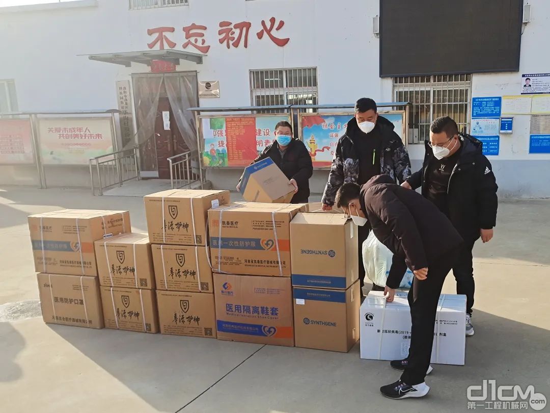 毕沟社区党支部书记郭凯对两家企业捐赠防疫物资表示衷心感谢