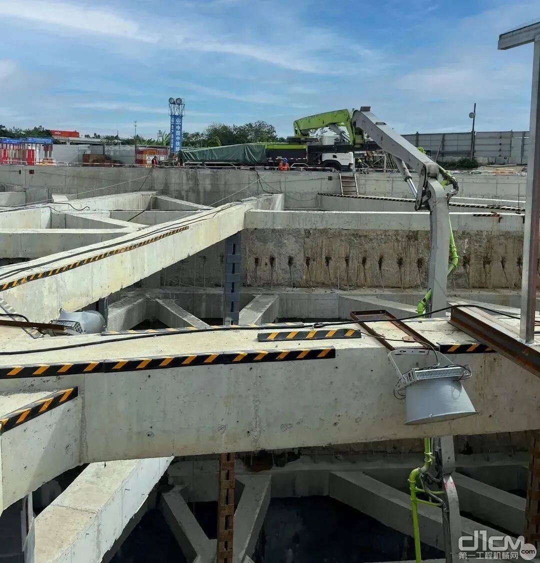 中联重科泵车对广州白云机场T3项目广澳区间明挖段首块底板进行混凝土浇筑