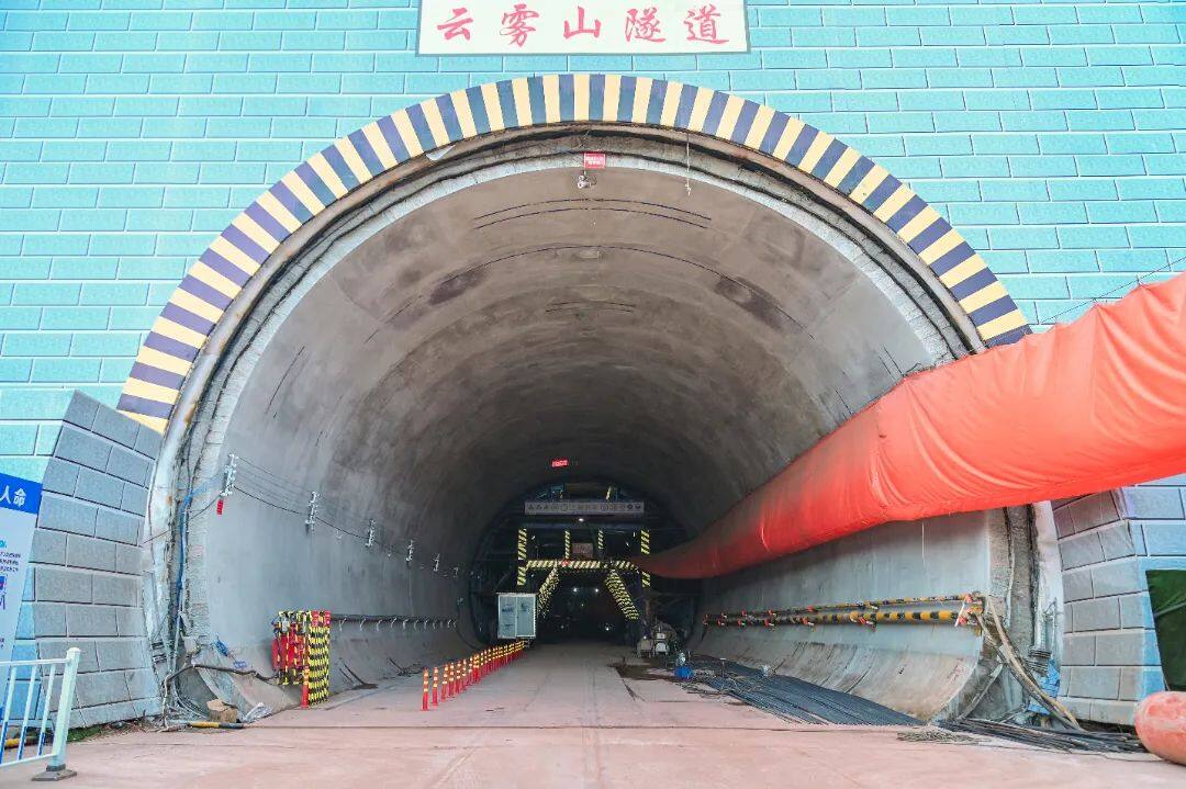 渝昆高铁川渝段首座瓦斯隧道贯通