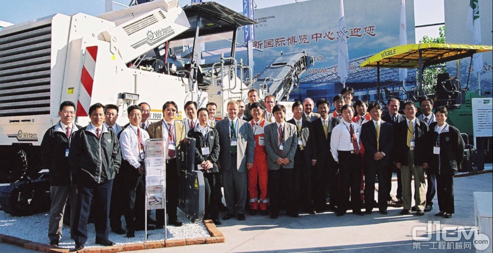 2002年，蔡建旭（第二排左数第2位）与当年的“维特根大家庭”在首届上海bauma展维特根展台的工作合影