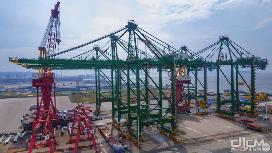 三一海工为新加坡港务集团与MSC航运集团合资的MSC- PSA 亚洲码头建造的2台超大型岸桥顺利发运