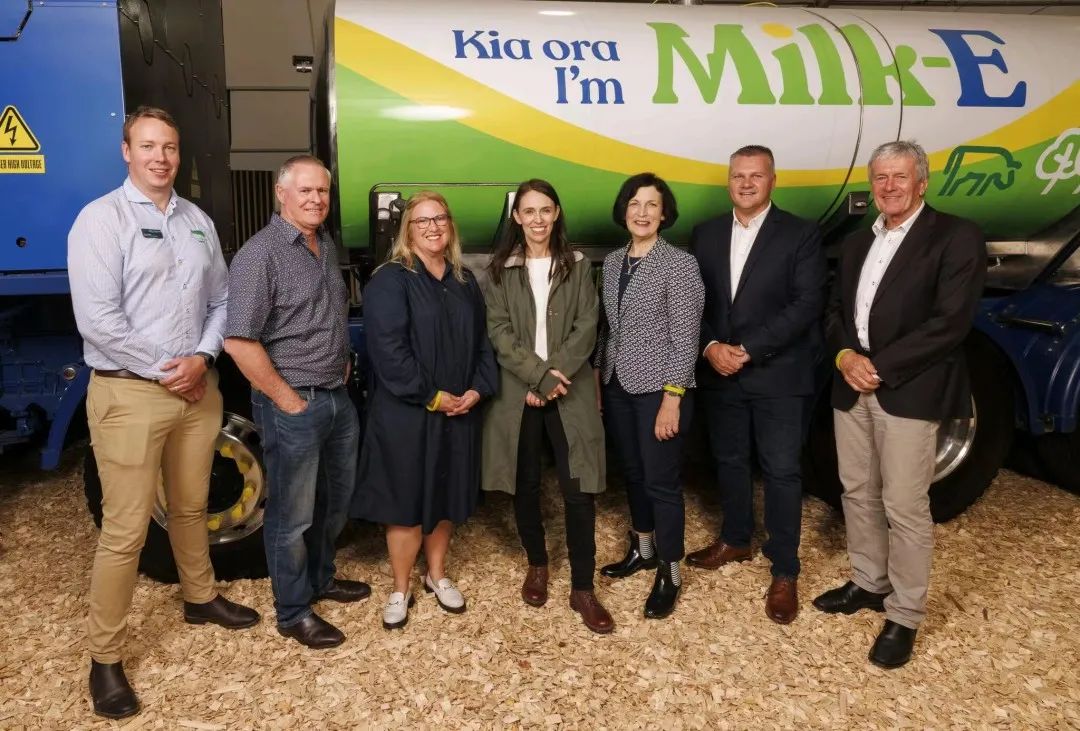 新西兰总理阿德恩（左四）与客户在徐工产品前合影