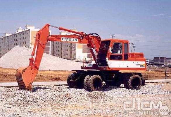 1978年，现代斗山推出了第一款DH系列轮挖