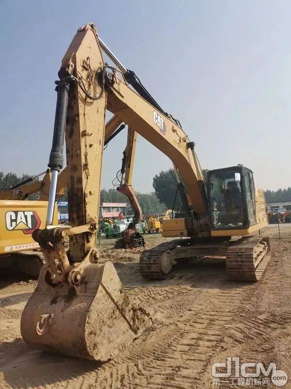 CAT 320挖掘机安装5.7m动臂、2.9m斗杆和1.19m³铲斗，整机工作质量22000kg。