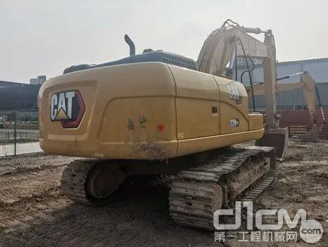 CAT 320 GX与另两款新的外观不同，它沿用了经典D系列的机身造型，看上去更圆润。它的底盘宽度和CAT 320 GC一样，但3.6t的配重相比另外两款略小一点，机尾回转半径短80mm。