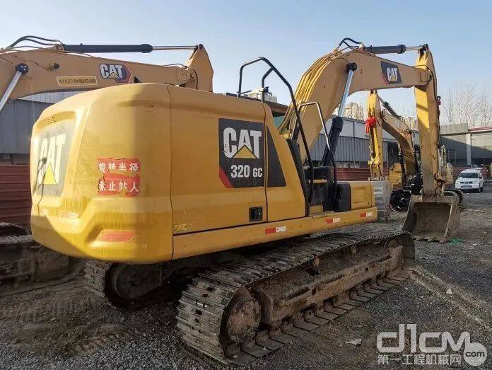 CAT 320GC与CAT 320同期发布，在外观和驾驶室没有太大区别，但履带轨距略小，运输宽度少190mm。