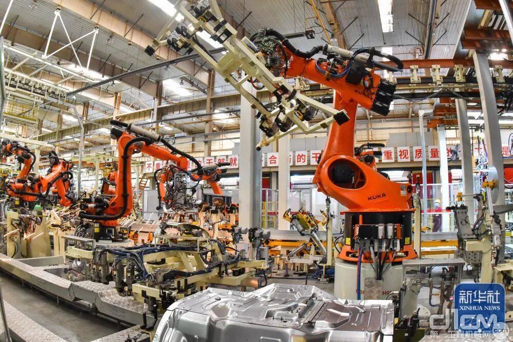 10月27日，机械手在山东省青州市一家汽车制造企业车间内装配生产。