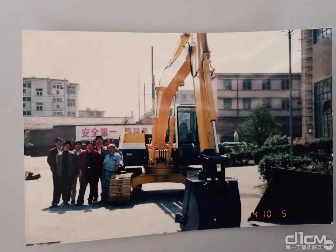 1994年，临工与日本小松公司合作生产的第一台挖掘机试制成功