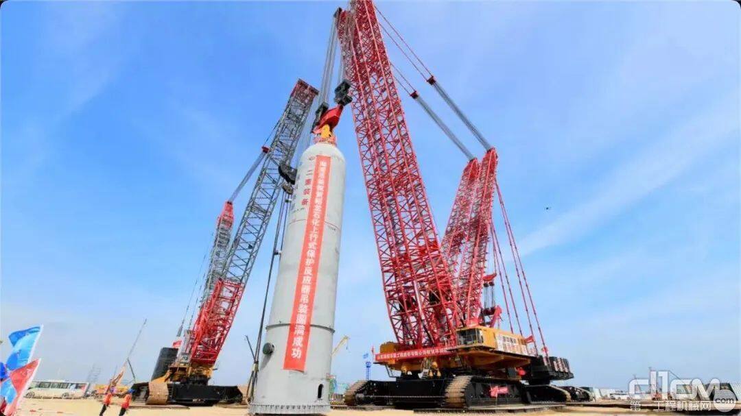裕龙岛炼化一体化项目完成上行式保护反应器吊装