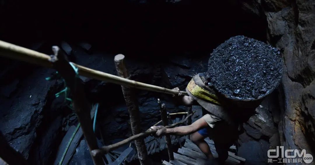 印度梅加拉亚邦的工人在“老鼠洞”挖煤