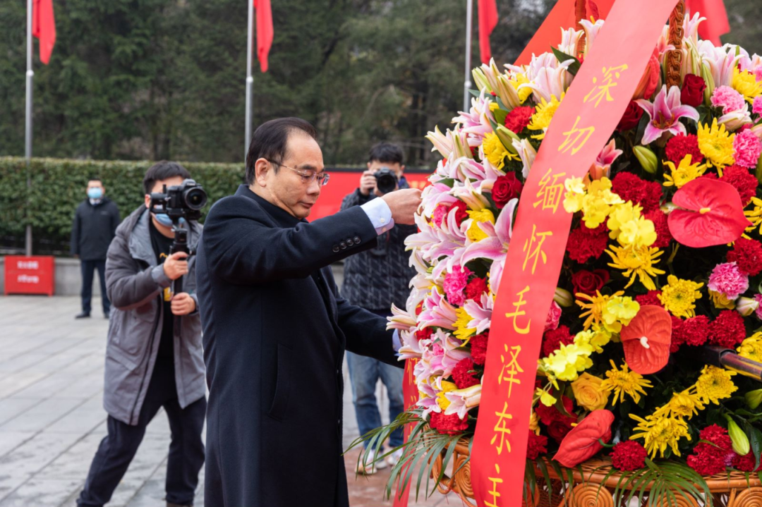 三一集团高管缓步登上台阶，向毛泽东铜像敬献花篮