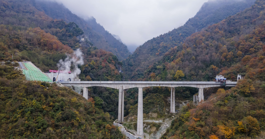 我国在建铁路最为艰难的越岭隧道之一——成兰铁路跃龙门隧道全线贯通