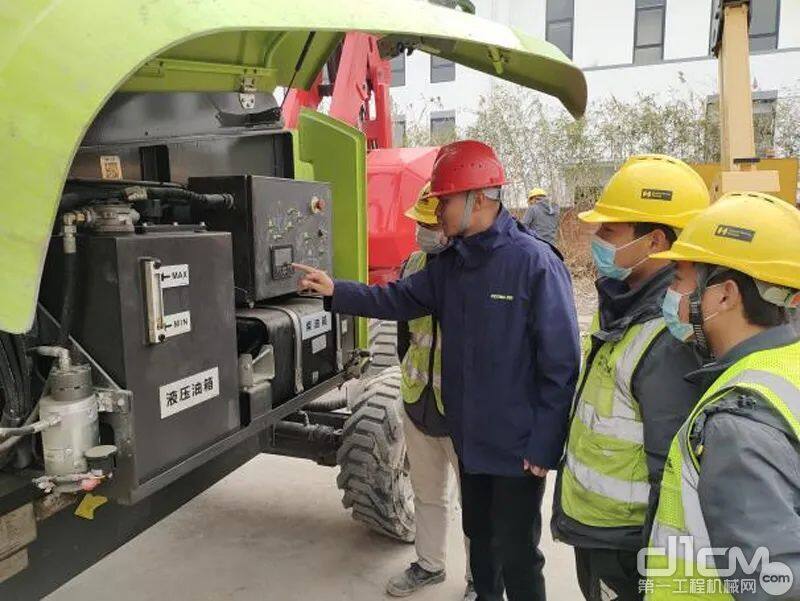 华东大区上海片区服务工程师在为客户进行培训