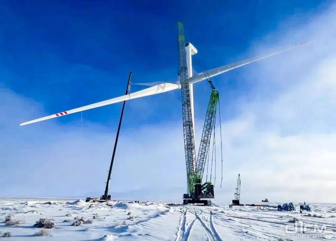 ▲高台盐池滩100MW风电项目风机吊装