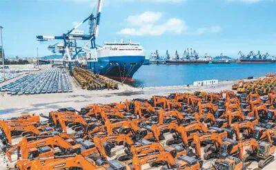 8月2日，山东烟台港，大批国产工程车在港口等待出口发运。张 超摄（人民视觉）