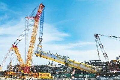 徐工集团4000吨级履带起重机XGC88000在沙特达曼省朱拜勒工业区项目建设现场。受访企业供图