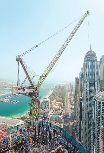 中联重科L250-20大吨位动臂塔机在迪拜蓝天酒店项目建设现场。受访企业供图