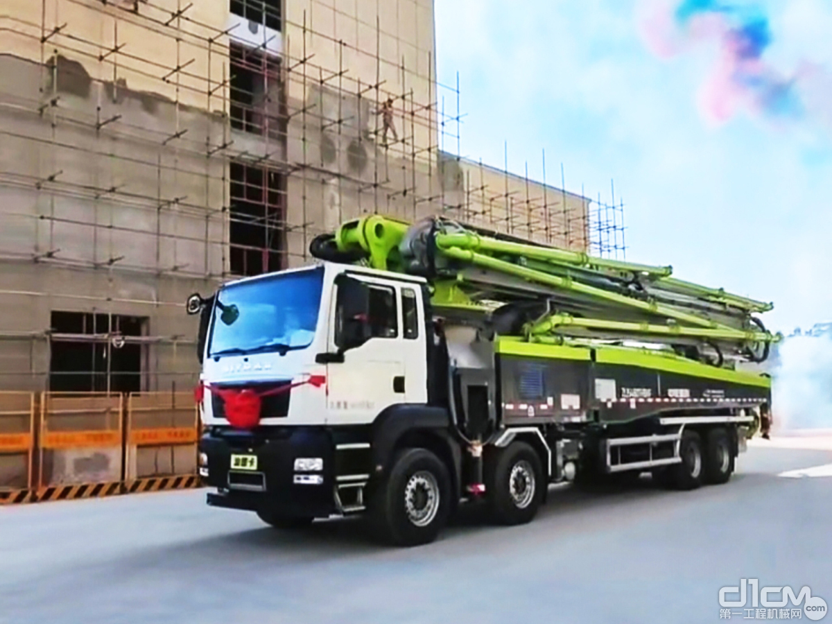 搭载中联重科灵动支撑新技术的“凌云”62 米泵车