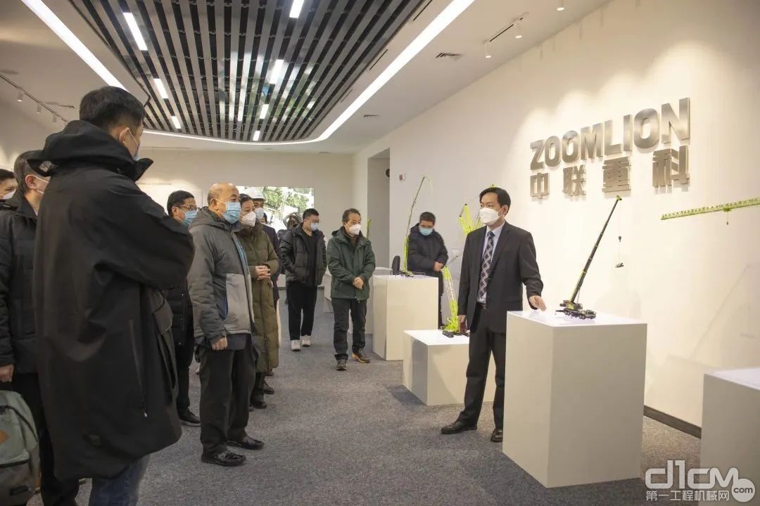 中国驻白俄罗斯大使馆一行参观中联白俄子公司展示厅