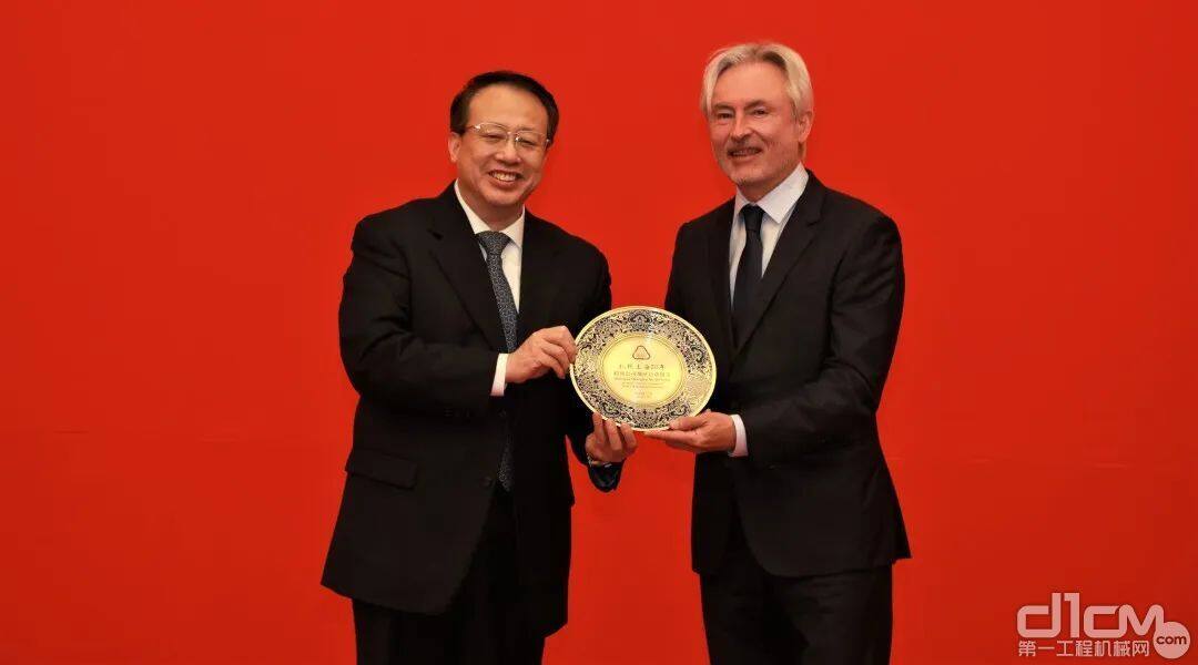 上海市市长龚正向阿特拉斯·科普柯（中国）投资有限公司副总裁Francis Liekens先生颁授纪念牌