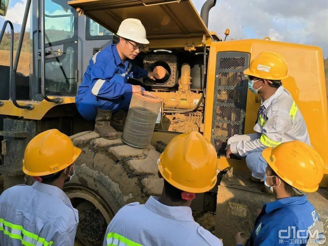 徐工海外服务工程师阮冬为同事们传授技能知识