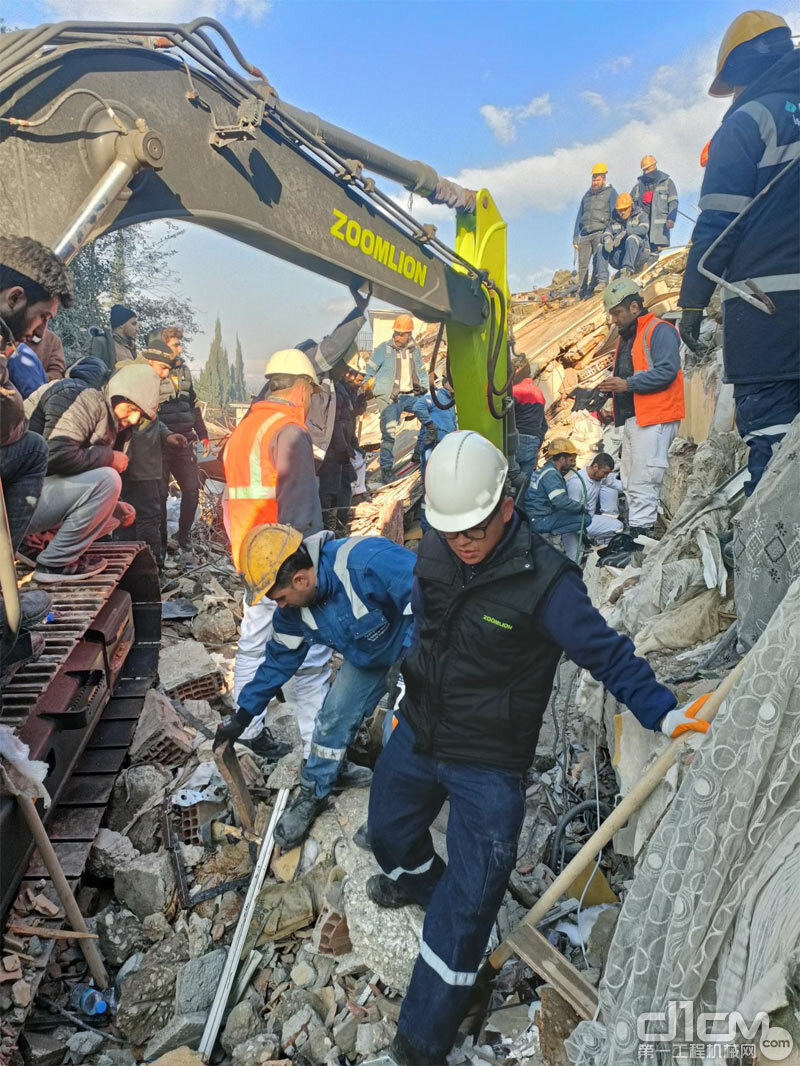 ▲中联重科救援队在土耳其地震灾区现场救援