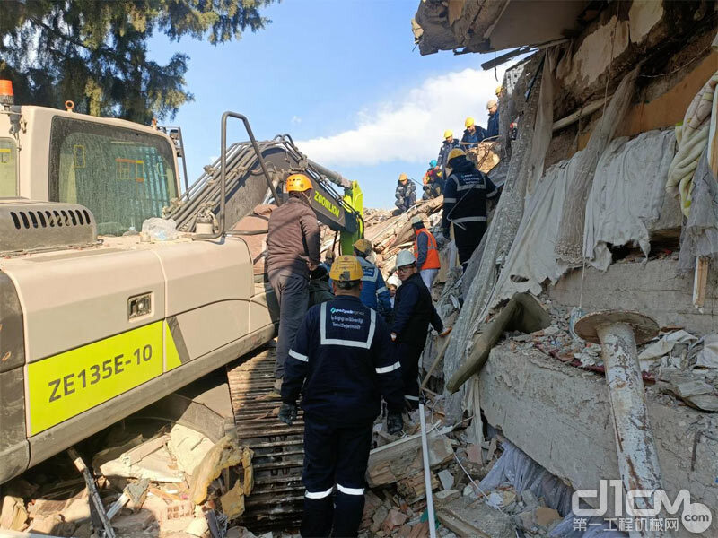 ▲中联重科救援队在土耳其地震灾区现场救援