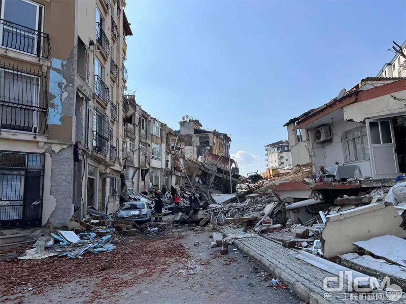 ▲土耳其地震灾区现场倒塌、破碎、开裂的楼房随处可见