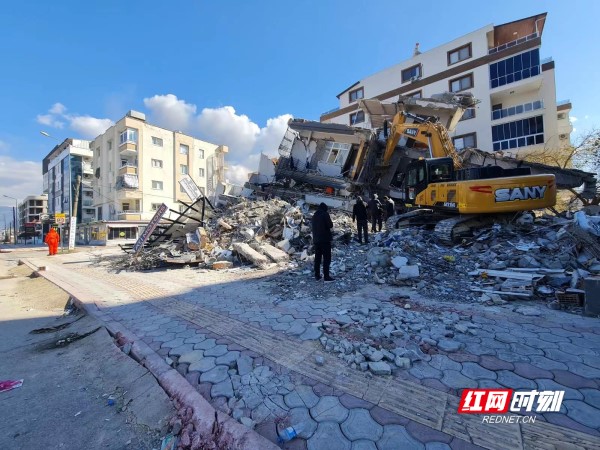 三一挖机在土耳其震区救援