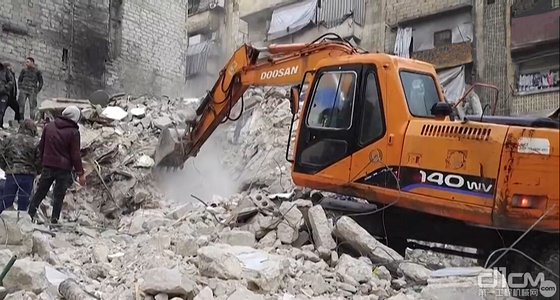 DEVELON迪万伦挖机现身土耳其震后救援现场