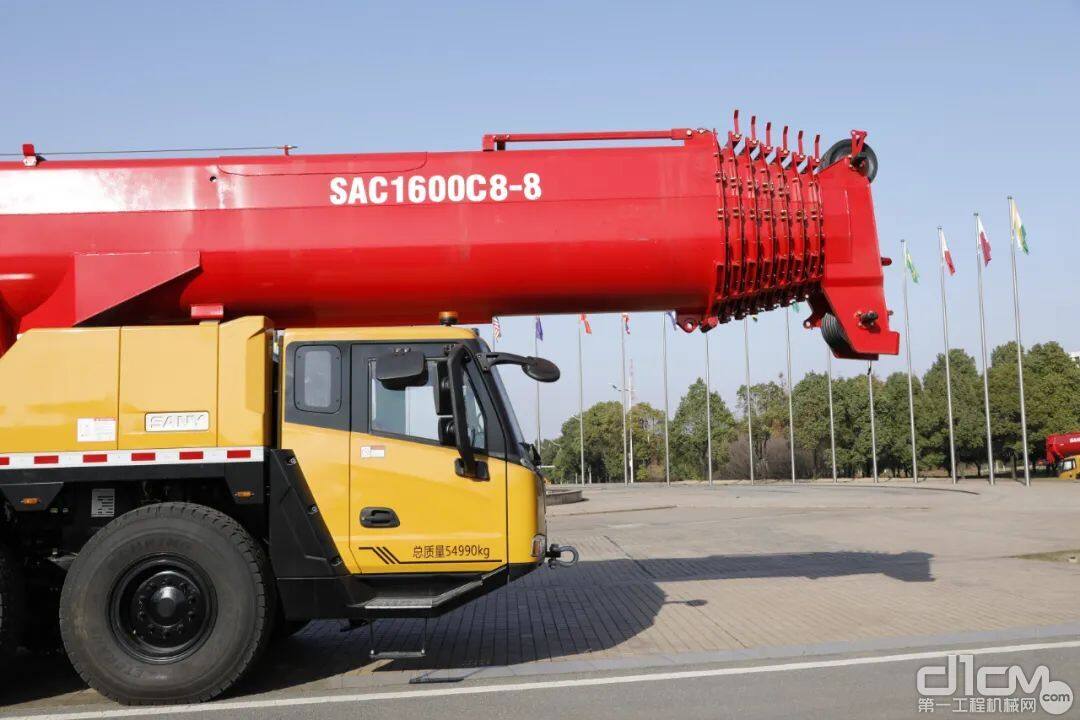 SAC1600C8-8最大起重力矩5320kN·m，标配88米超大截面主臂，有效规避旁弯的痛点