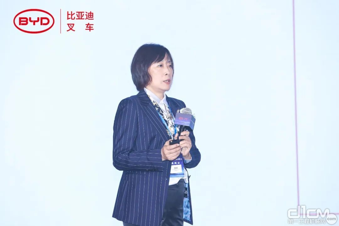中国工程机械工业协会工业车辆分会秘书长张洁女士上台发言