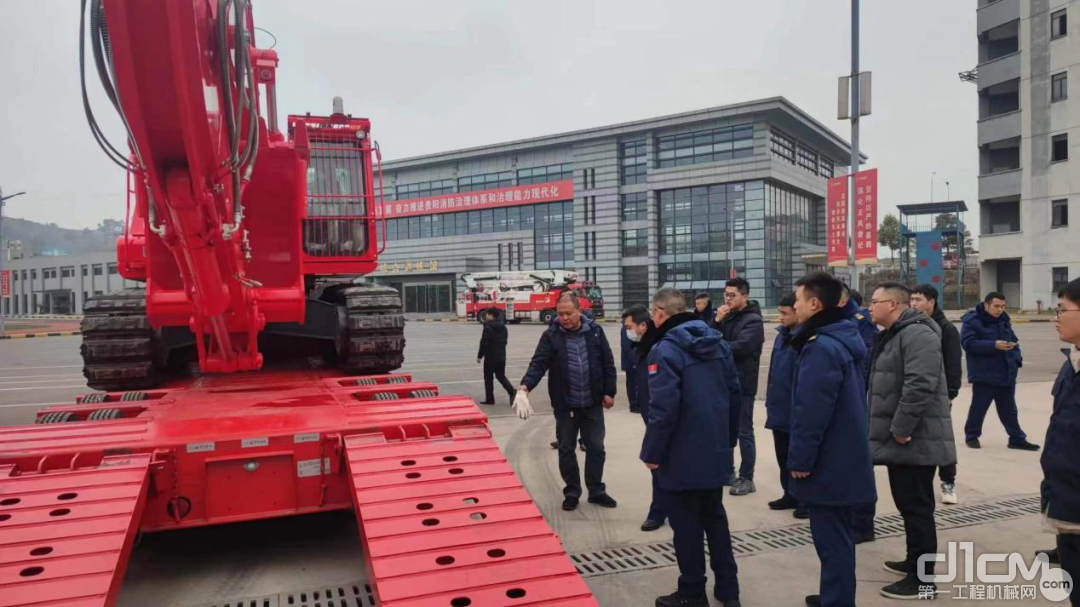 贵州詹阳重工向贵阳消防支队交付了9台套先进的抢险救援装备