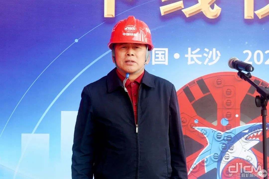 广铁集团深圳工程建设指挥部总工程师林镇洪宣布设备下线