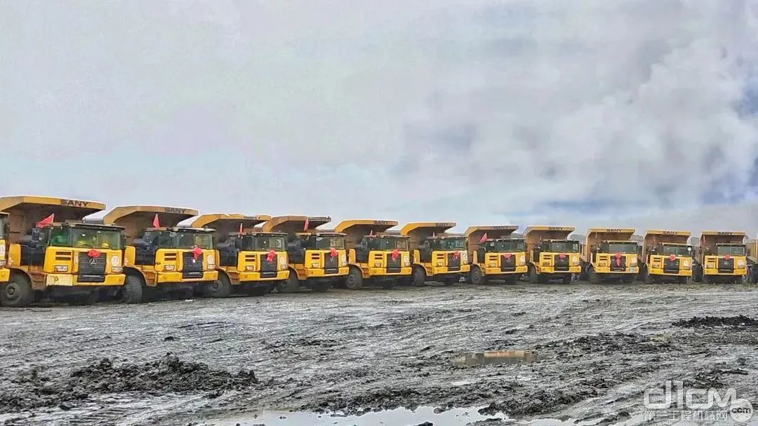 76台三一宽体自卸车围绕着矿区整齐排列