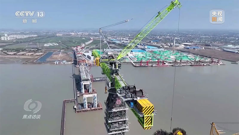 ▲W12000-450塔式起重机在常泰长江大桥建设现场