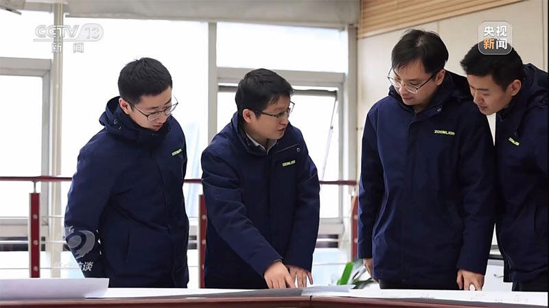 ▲中联重科建起公司高级工程师俞立虎正在与团队研讨