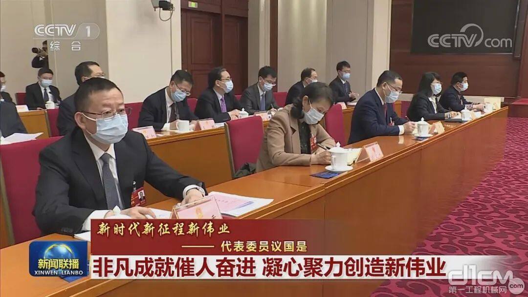 十四届全国人大代表刘飞香与其他代表一起共议国事