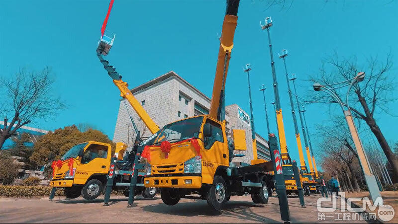 海伦哲蓝牌25米高空作业车批量交付给租赁行业客户