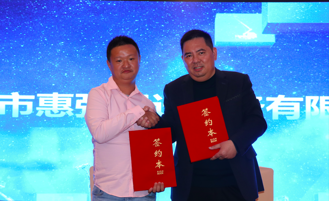 惠州租赁公司老板陈嘉盛（左）与合作伙伴签约